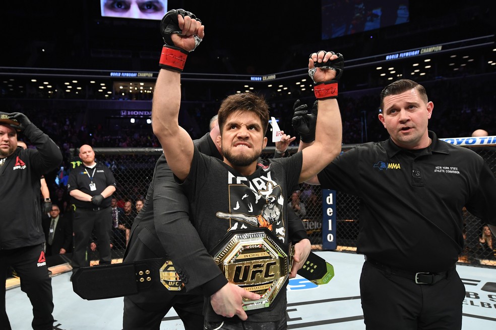 Henry Cejudo com o novo cinturÃ£o do Ultimate apÃ³s a vitÃ³ria no UFC Brooklyn â?? Foto: Getty Images