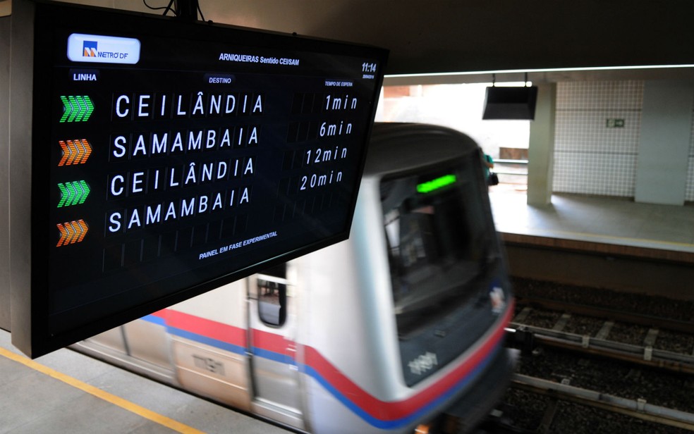 Painel informativo instalado na estaÃ§Ã£o Arniqueiras, em Ãguas Claras (Foto: Gabriel Jabur/AgÃªncia BrasÃ­lia)