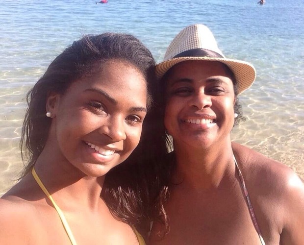 Carol Agnelo mostrou selfie com a mamãe na praia (Foto: Arquivo Pessoal)