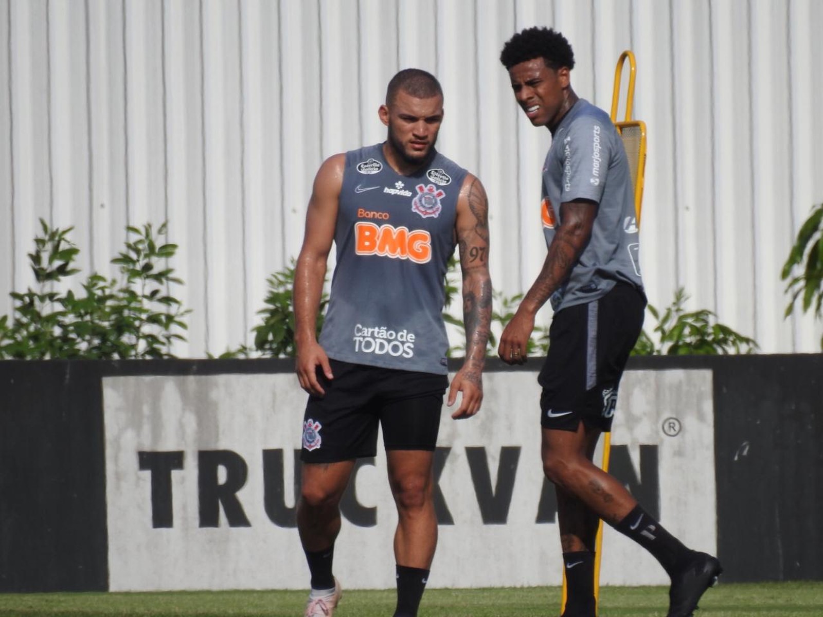 A caminho da Coreia do Sul, atacante André Luis já não treina no Corinthians