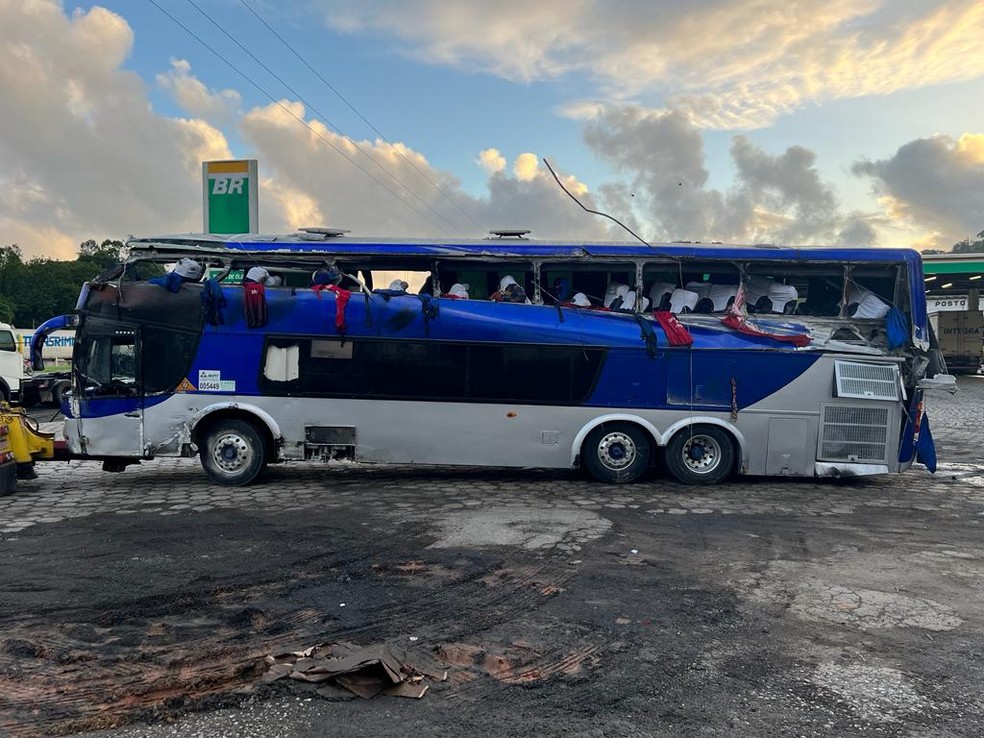 Tombamento de ônibus de turismo deixa mortos e feridos na Rodovia Régis Bittencourt, em Cajati, no interior de São Paulo — Foto: Polícia Rodoviária Federal (PRF)