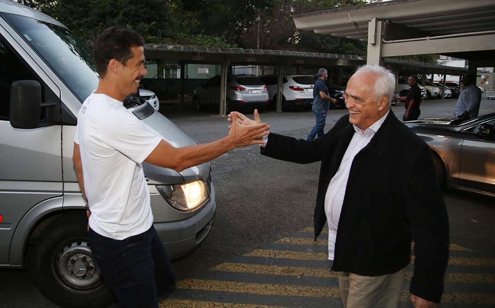 Hernanes encontra Leco  (Foto: Rubens Chiri/saopaulofc.net)