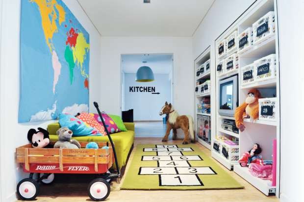 Armário transformado em estante de brinquedos (Foto: Evelyn Müller/Editora Globo)