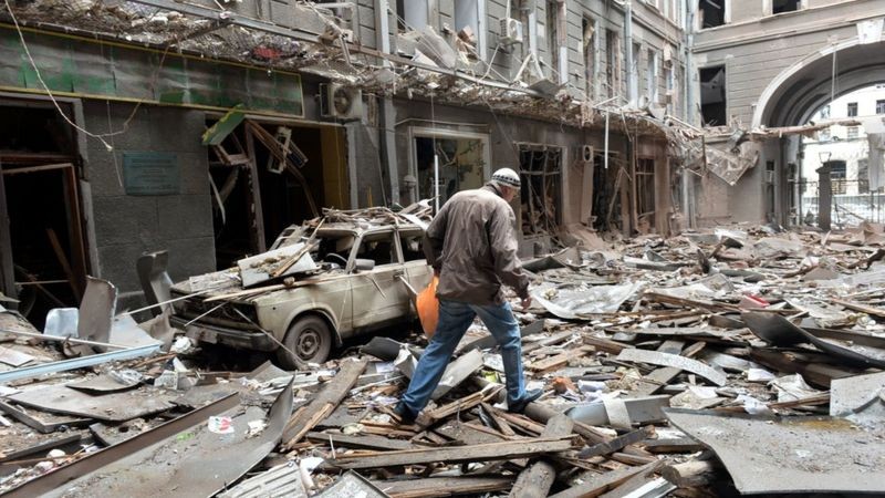 Alvos de bombardeios, moradores de Kharkiv disseram que se sentiram vivendo no inferno (Foto: Getty Images via BBC News)