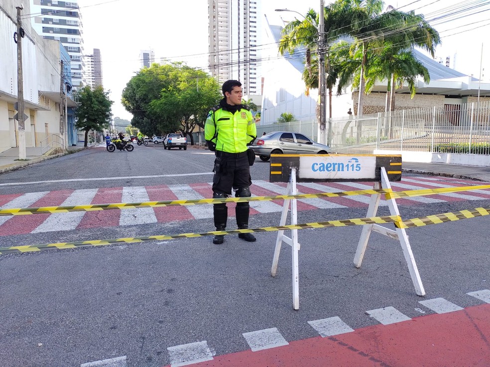 Rua A&ccedil;u foi interditada na manh&atilde; desta segunda-feira (3), ap&oacute;s cratera se abrir no asfalto &mdash; Foto: Lucas Cortez/Inter TV Cabugi