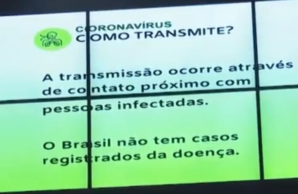 Vídeos explicativos e alertas sonoros, em quatro idiomas, sobre a doença, também são reproduzidos em todo o aeroporto — Foto: Reprodução / TV Bahia