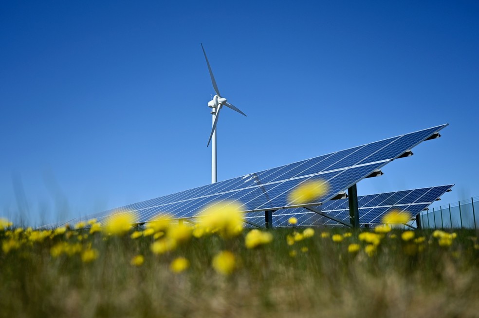 Turbina eólica e painéis solares para geração de energia.  — Foto: Mikael Sjoberg/Bloomberg