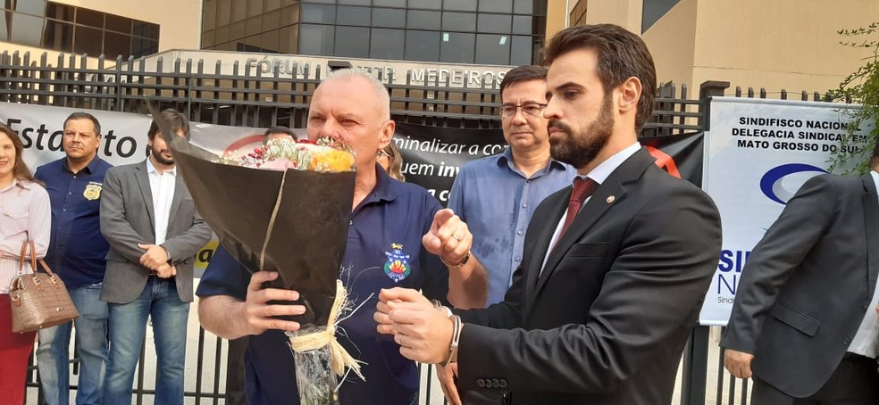 Dramatização com flores e algemas no ato em Campo Grande, procurou demonstrar a restrição que pode ser imposta com o projeto — Foto: Emerson Arce/TV Morena