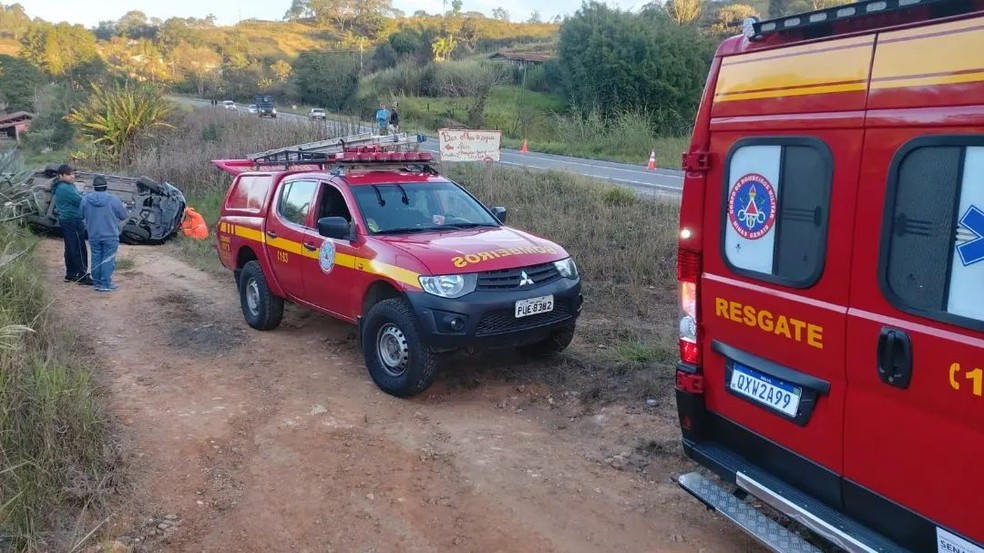 Carro capota e tomba em barranco após batida com outro veículo na BR-146, em Muzambinho — Foto: Divulgação/Corpo de Bombeiros