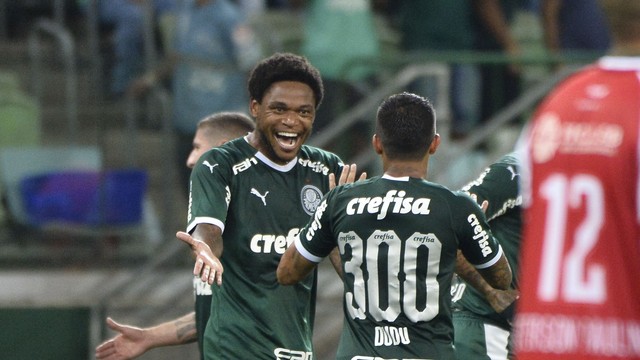 Luiz Adriano comemora gol de Dudu no Palmeiras