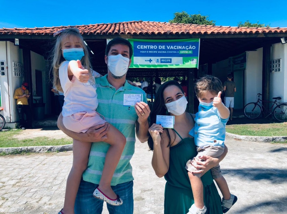 Rubem e Juliana comemoraram o Dia dos Namorados tomando vacina contra a Covid-19. Maya, de 6 anos, e Henrique, de 2 anos e 8 meses, acompanharam os pais  — Foto: Arquivo pessoal