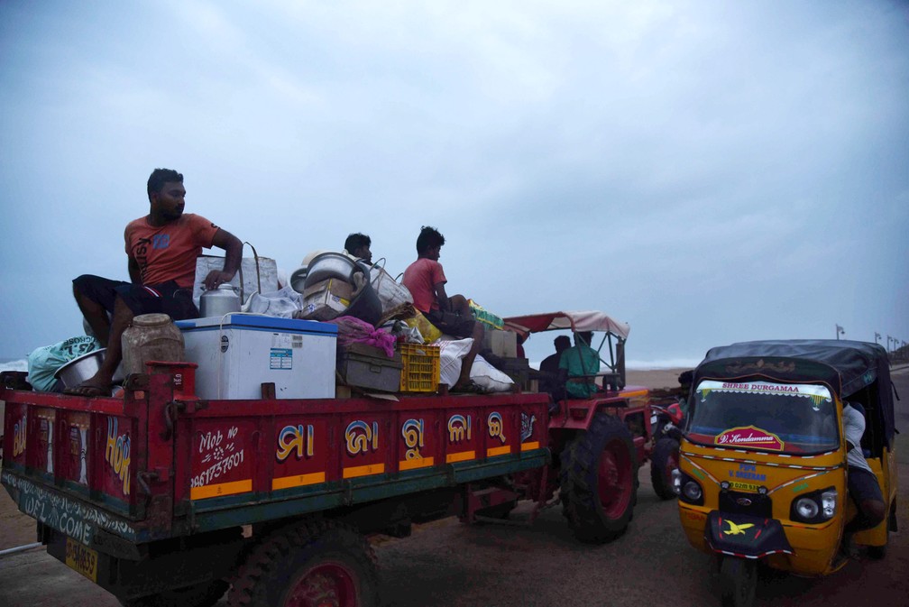 Aldeões deixam suas casas em busca de um lugar mais seguro no estado de Odisha, antes da chegada do ciclone Fani, nesta quinta (2). — Foto: Stringer/Reuters