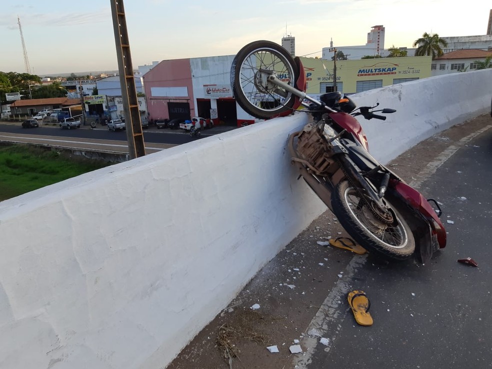 Moto bateu em mureta e ficou no viaduto. Motorista foi arremessado e caiu de uma altura de 10 metros — Foto: Divulgação/PRF