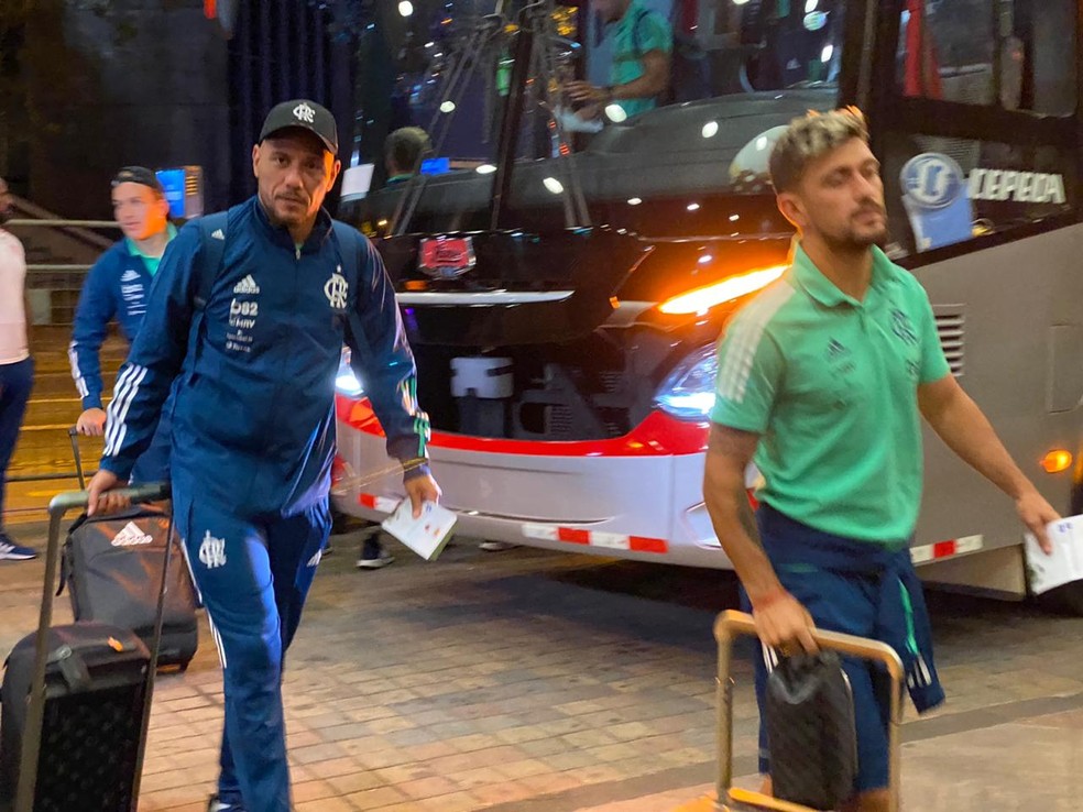 Diego Alves e Arrascaeta hotel Equador — Foto: Cahê Mota