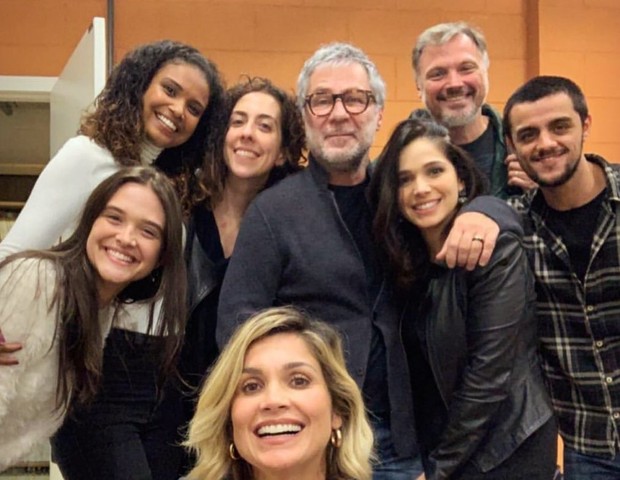 Juliana Paiva (agachada, à esquerda) posa com atores da novela Salve-se Quem Puder (Foto: Reprodução/Instagram)