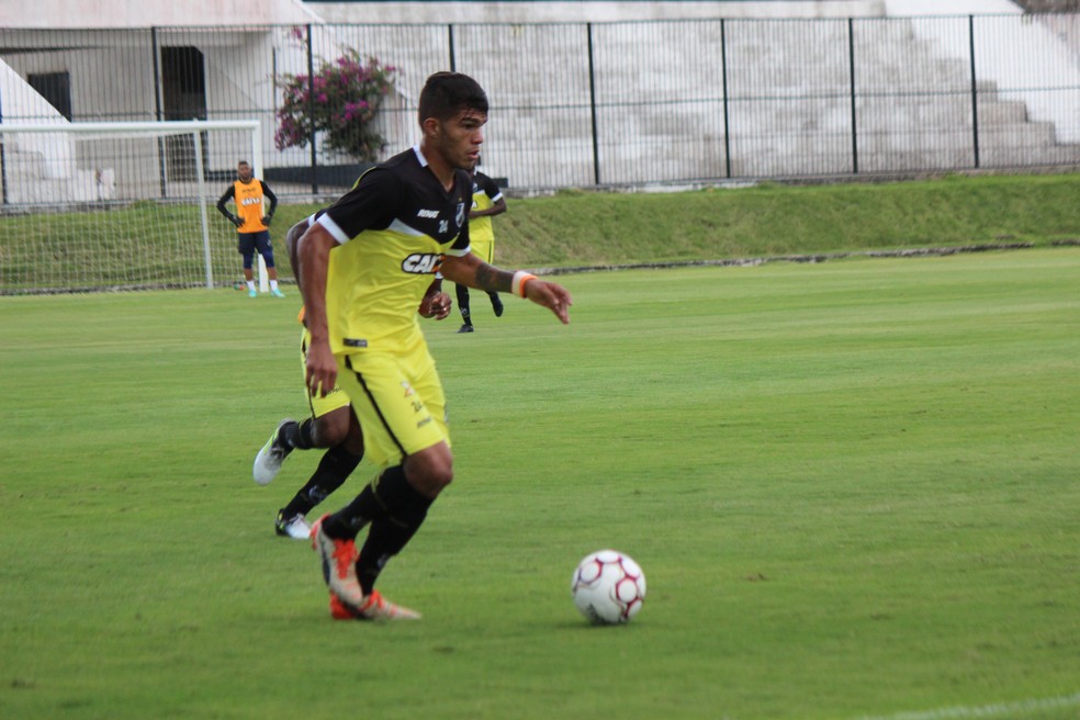 Berguinho treinou entre titulares e teve a companhia de Fessin e Gegê (Foto: Diego Simonetti/Blog do Major)