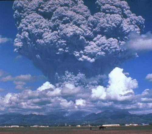 Veja como uma erupção pode ir longe: os jatos de cinza vulcânica foram lançados a uma altura de 19 km durante a erupção explosiva do Pinatubo, em 1991, nas Filipinas (Foto: Wikipedia Commons)