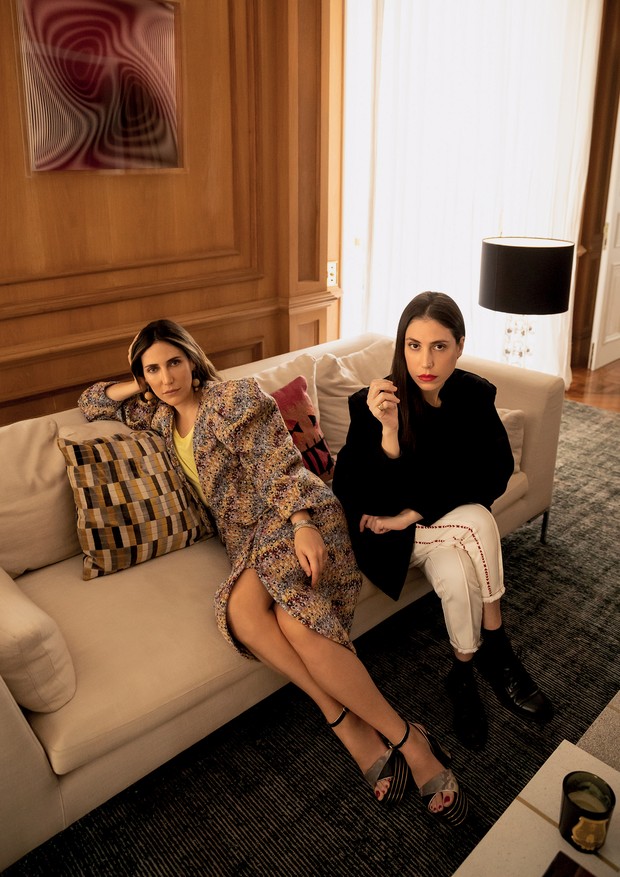 As irmãs Lilly e Renata Sarti vestem looks do verão 2021/22 da Lilly Sarti, formados por peças icônicas e permanentes da marca, que são reeditadas a cada estação (Foto: Fernando Louza)