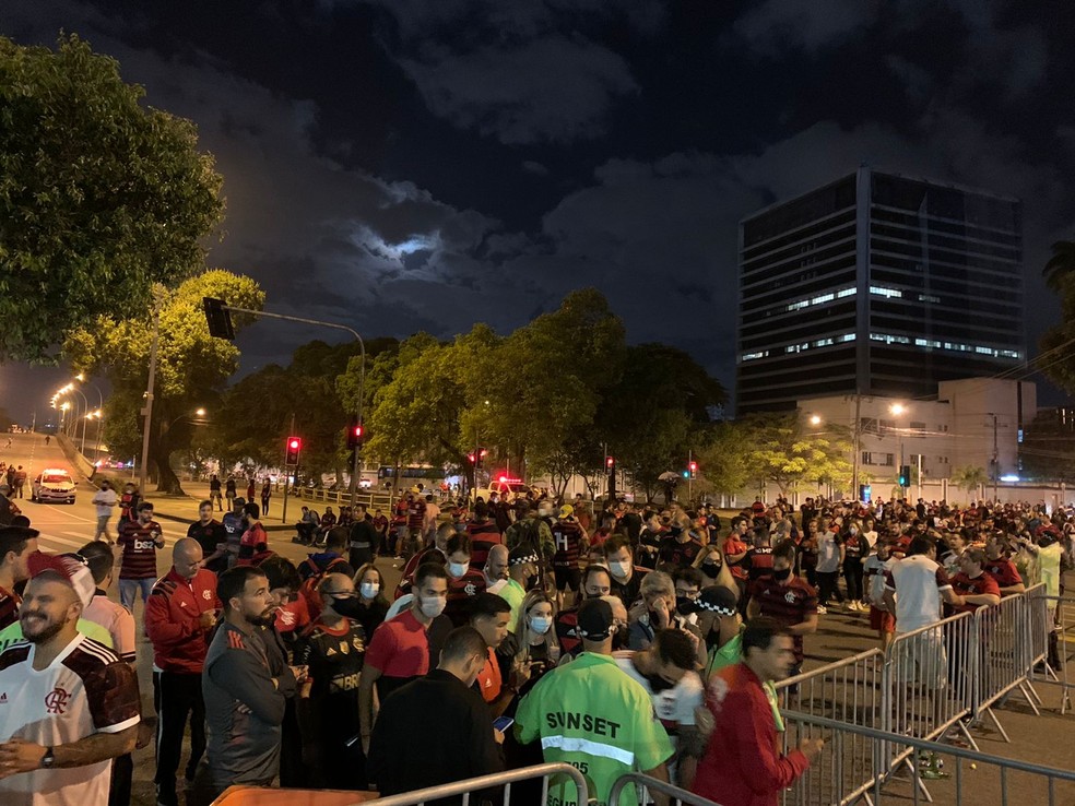 Torcida do Flamengo na entrada para o jogo contra o Barcelona &mdash; Foto: T&eacute;baro Schmidt