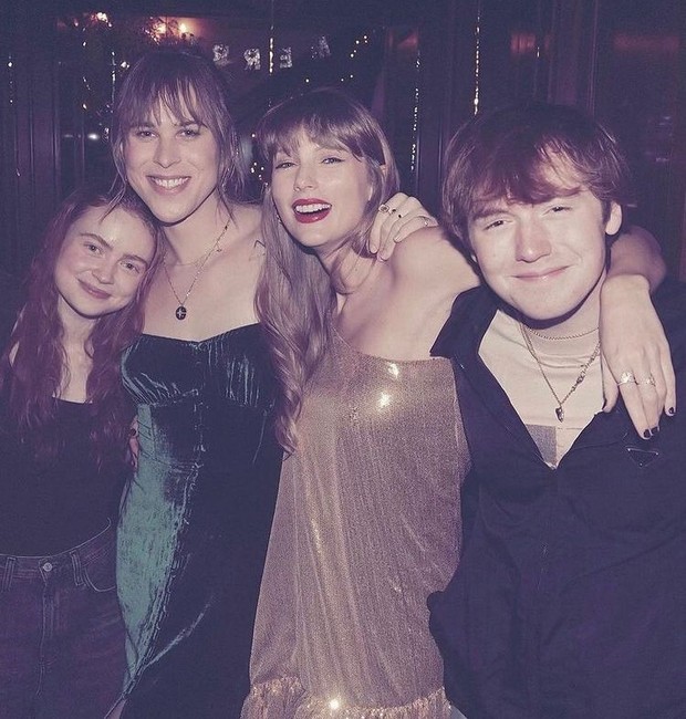 Sadie Sink, Tommy Dorfman, Taylor Swift e amigo (Foto: Reprodução / Instagram)