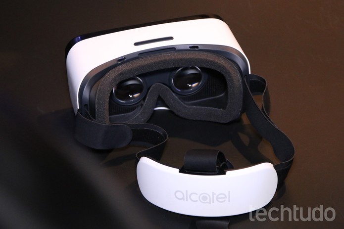 Óculos de realidade virtual da Alcatel acompanha o Idol 4S na caixa e lembra o Gear VR (Foto: Fabrício Vitorino/TechTudo)