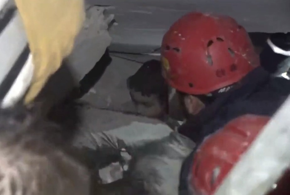 Criança é resgatada de prédio que desabou após terremoto na Turquia