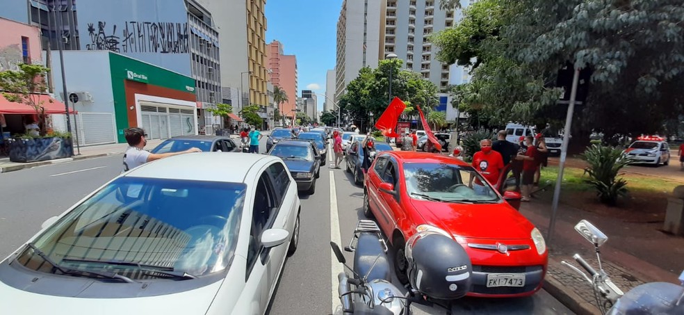 Manifestação contra o governo de Jair Bolsonaro, em Campinas — Foto: Johhny Inselsperger/ EPTV