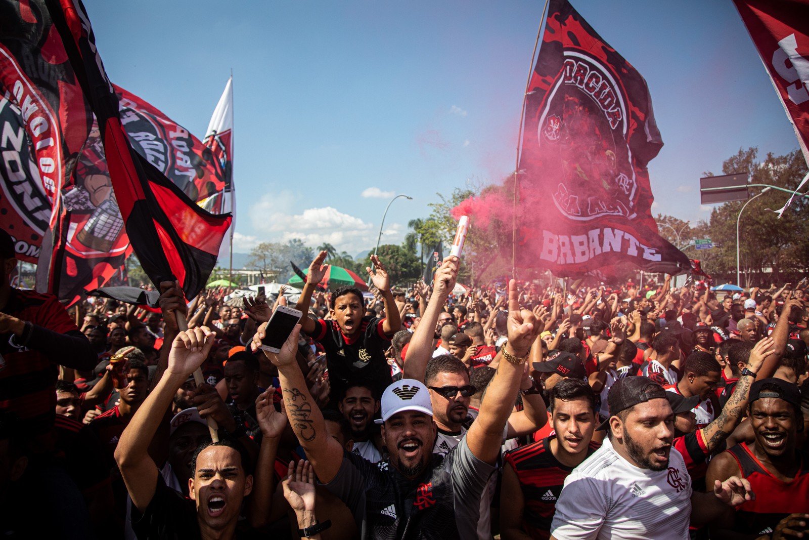 Em busca do Tri das Américas. Flamengo embarca para decisão das Libertadores com apoio da torcida — Foto: Hermes de Paula