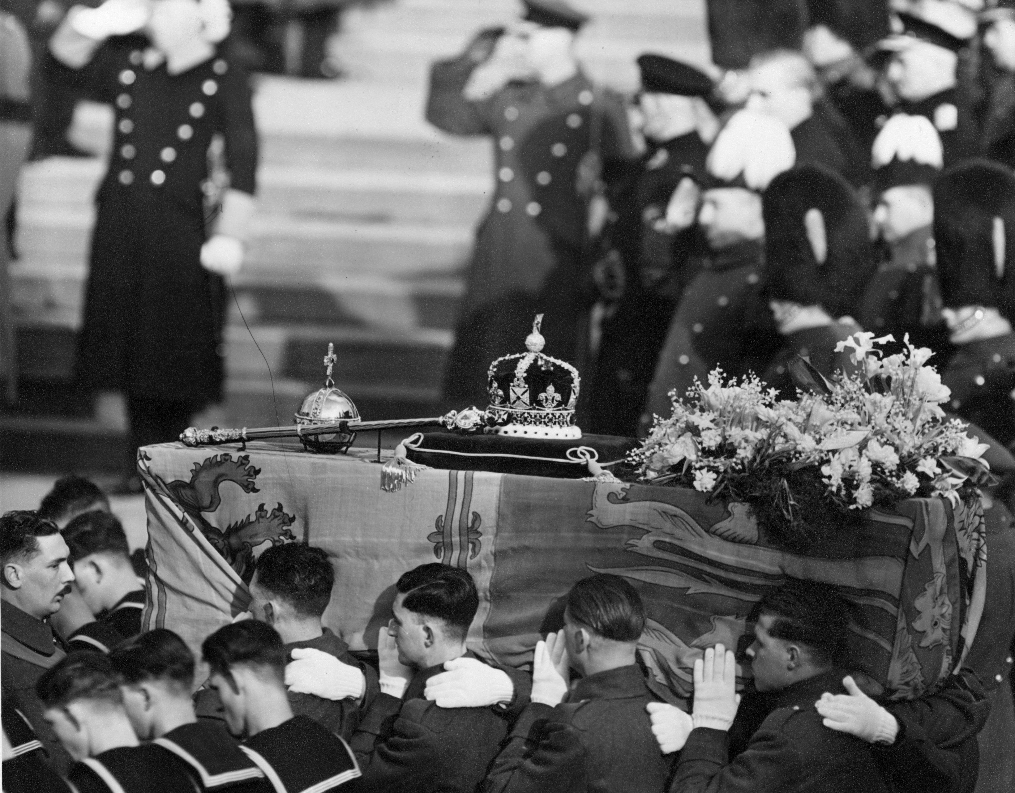 O caixão do rei George VI, sendo carregado por soldados no seu funeral (Foto: George W. Hales/Fox Photos/Hulton Archive/Getty Images)