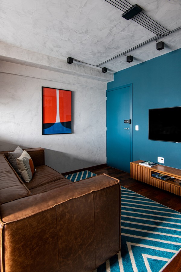 50 m² com estilo industrial, ladrilho azul na cozinha e ambientes integrados (Foto:  Favaro Jr @favarojrfotografia)