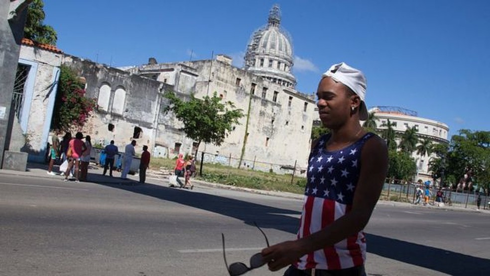 Muitos jovens cubanos veem os Estados Unidos como o destino onde podem realizar seus sonhos profissionais e familiares — Foto: GETTY IMAGES/via BBC