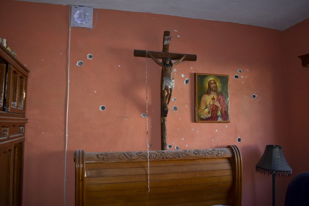 Parede de uma das casas da vizinhança em área de confronto no México — Foto: Gerardo Sanchez/AP