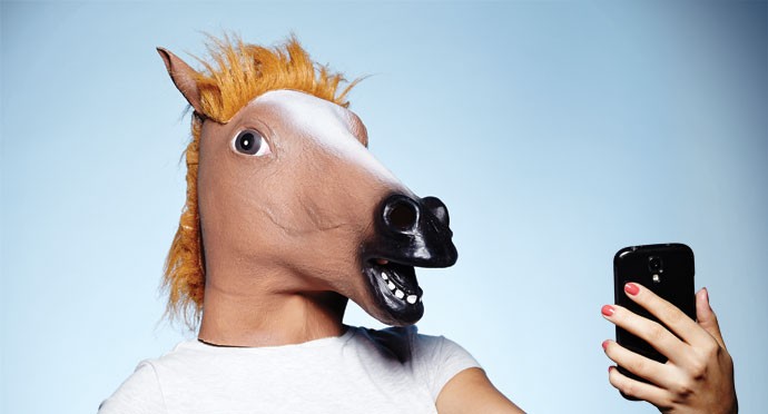 CABEÇA DE CAVALO > A moda surgiu num livro que sugere um “experimento social”: fazer turismo vestindo uma cabeça de cavalo. A ideia chegou à rede através de um vídeo de Tom Green, apresentador canadense. (Foto: Victor Affaro)