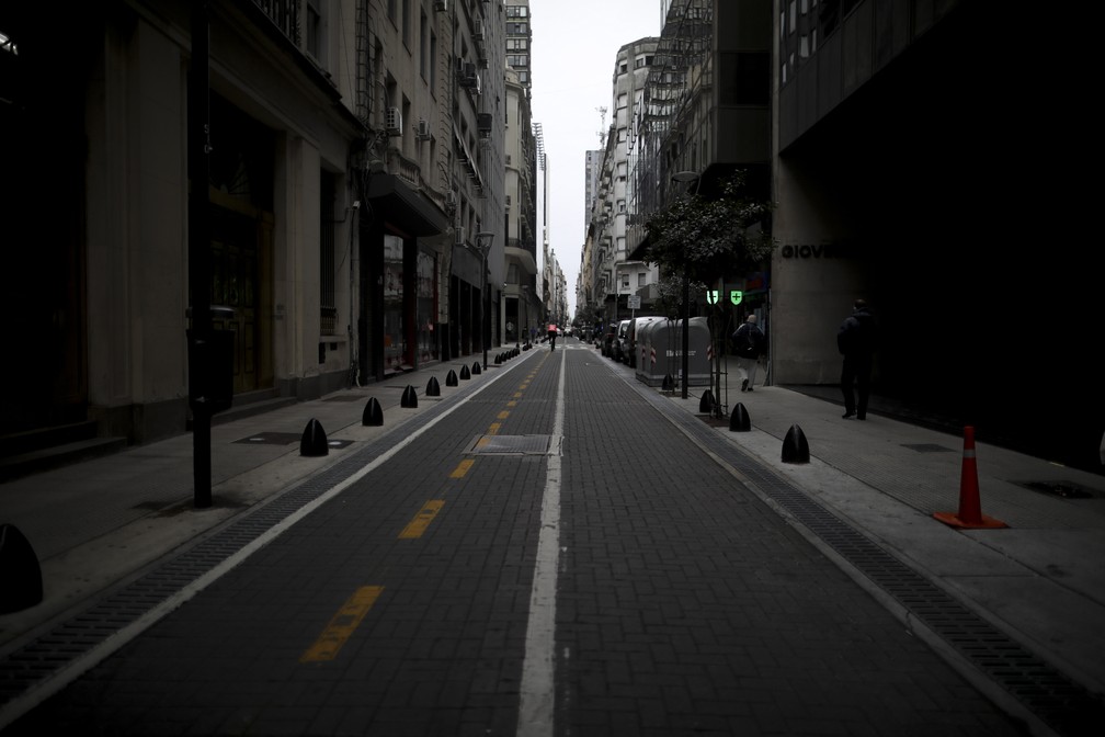 O distrito financeiro de Buenos Aires ficou praticamente vazio na quinta-feira (21) em função da quarentena imposta pelo governo argentino — Foto: Natacha Pisarenko/AP