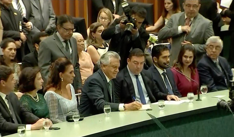 Momento em que Ronaldo Caiado assinou o termo de posse, em Goiânia, Goiás — Foto: Reprodução/TV Anhanguera