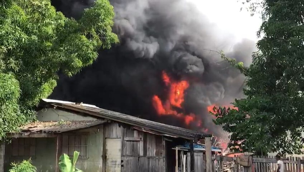 Incêndio em depósito de pneus em Ariquemes — Foto: Josiel Silva/Reprodução