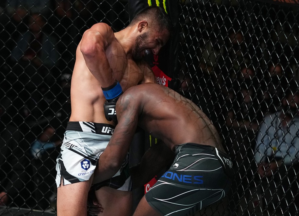 Saidyokub Kakharamonov venceu Trevin Jones por finalização aos 4m39s do R3 — Foto: Getty Images