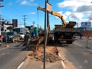 Obra na Estrada do Coco, Bahia (Foto: Reprodução/ TV Bahia)