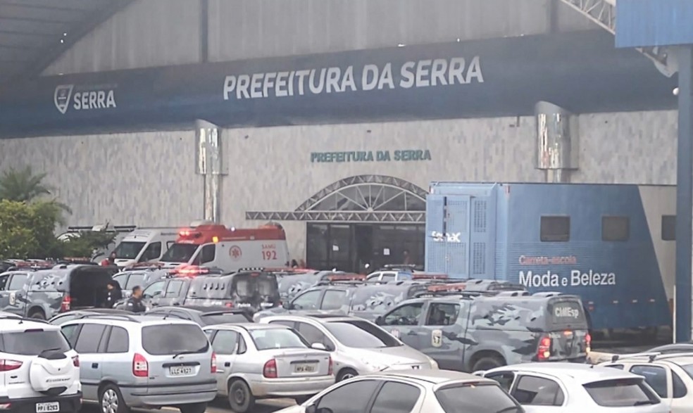 Agente da guarda teve surto dentro de prédio da Prefeitura da Serra — Foto: Reprodução/TV Gazeta