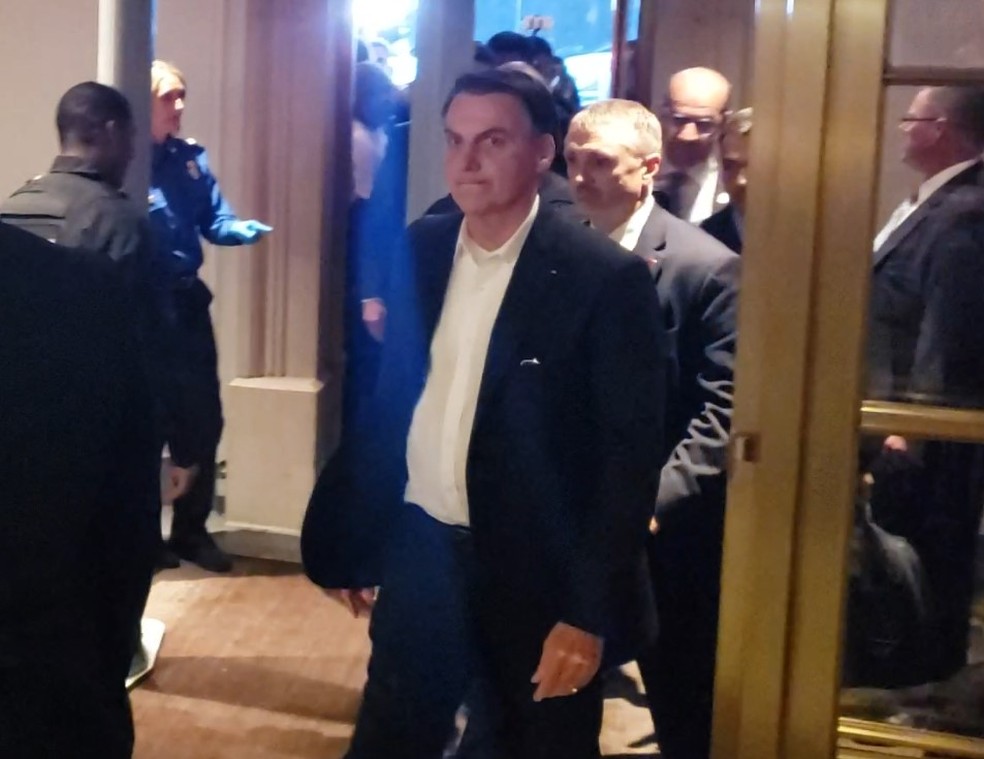 Bolsonaro chega a hotel em Nova York — Foto: TV Globo