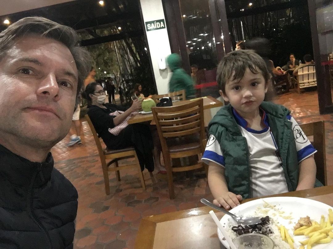 Claudio Heinrich e o filho (Foto: reprodução/instagram)