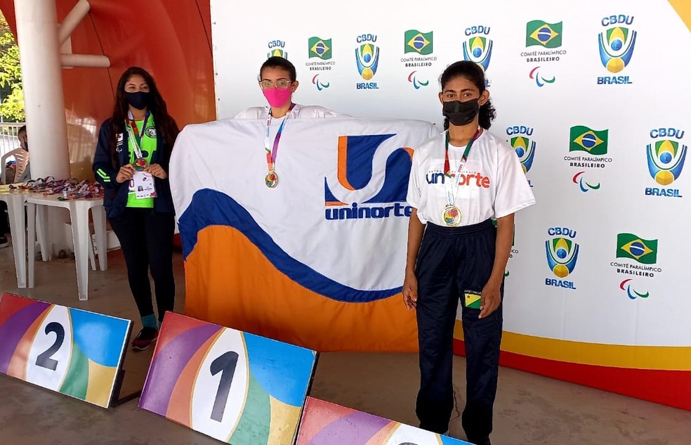 Paratleta Débora Oliveira (centro) foi medalhista nas Paralimpíadas Universitárias, em São Paulo — Foto: Arquivo pessoal/Vladmilson Maia