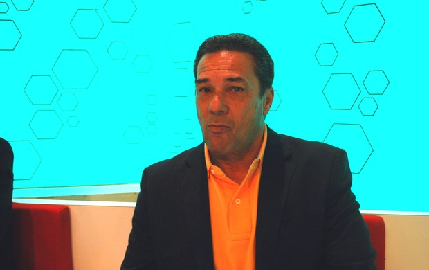 Quando controla tudo, não levo fé, diz comentarista sobre Luxa no Fla