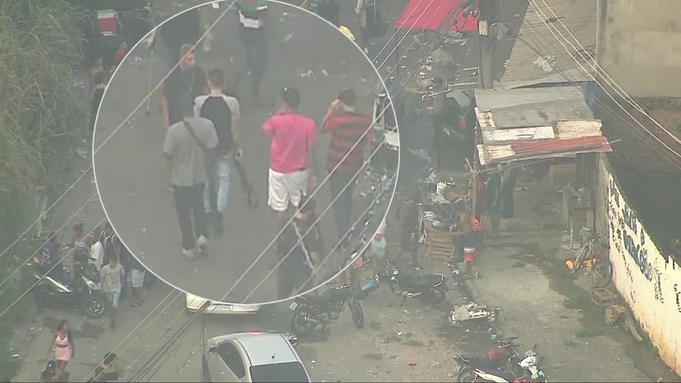 Homens carregam fuzis no Complexo do Chapadão, no Rio — Foto: Reprodução/ TV Globo