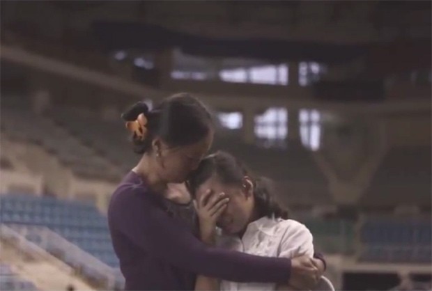Jessa Mae recebe o carinho da mãe após se emocionar ao ouvir pela primeira vez sua voz (Foto: Reprodução / YouTube)