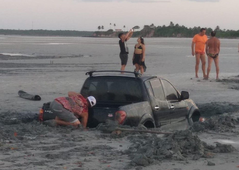 Carro parcialmente engolido pelas areias da praia em Salinas no Pará. — Foto: Reprodução/TV Liberal