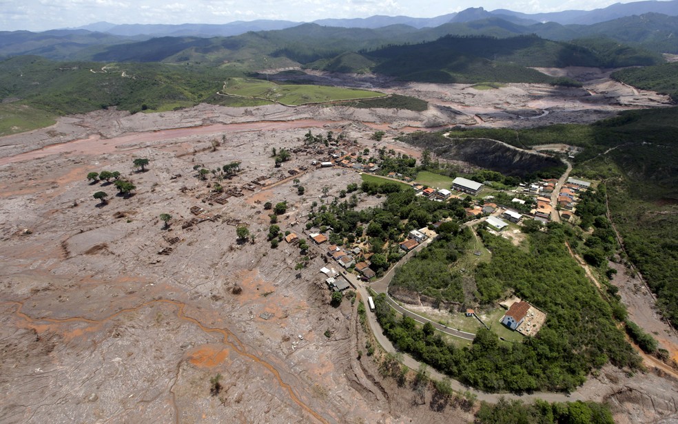 06/11 - Vista aérea de Bento Rodrigues, no interior de Minas Gerais, após o rompimento de barragens de rejeitos da mineradora Samarco, cujos donos são a Vale e a anglo-australiana BHP, na quinta-feira (5) (Foto: Ricardo Moraes/Reuters)