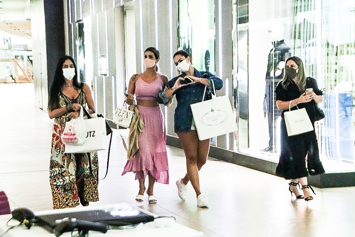 Kelly Key e Suzanna Freitas tem dia de compras (Foto: AgNews)