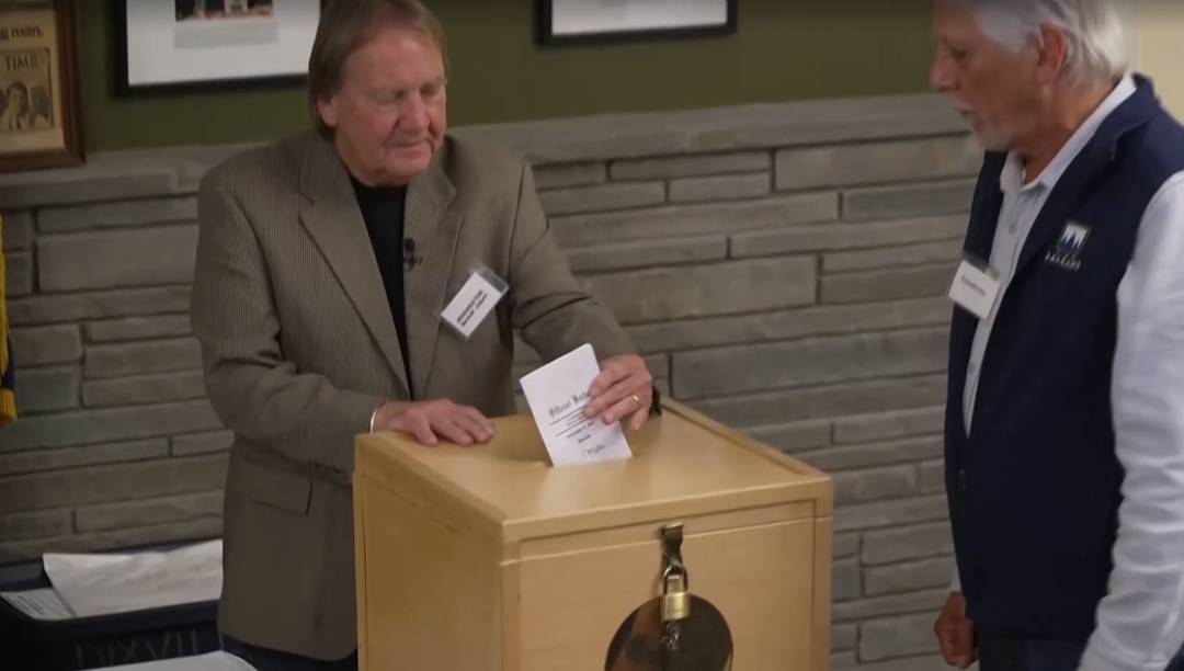Eleitor vota em Dixville Notch, comunidade de New Hampshire, em 5 de novembro de 2024