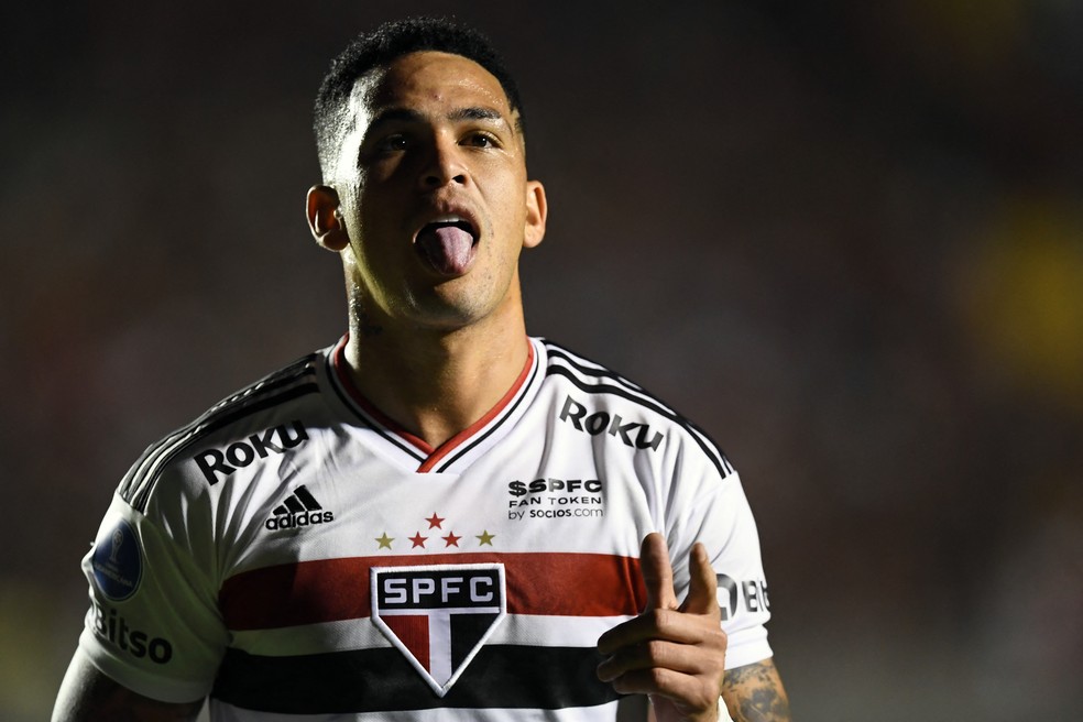 Luciano comemora em Atlético-GO x São Paulo — Foto: EVARISTO SA / AFP